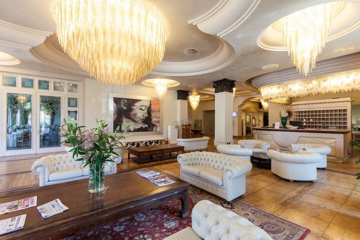 Entrance & Lobby