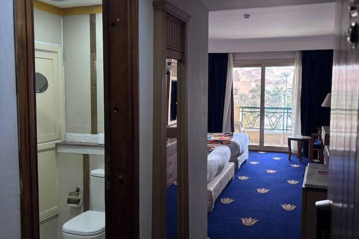 Room 8 of 117