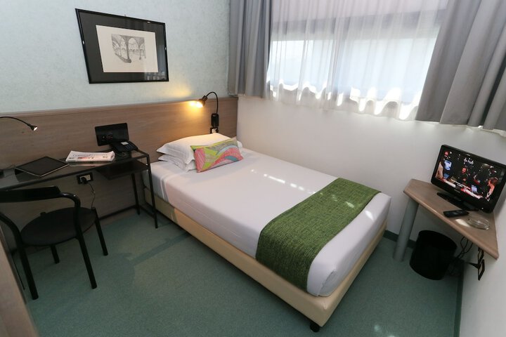 Room 15 of 34