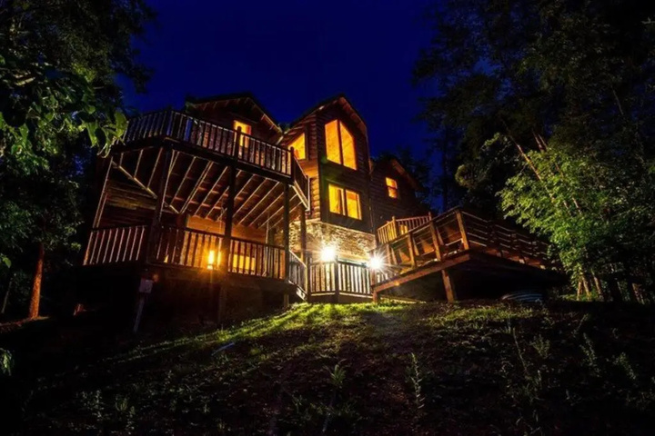 Exterior of Its Good N Da Woods Lodge - Sleeps 20 - With Hot Tub