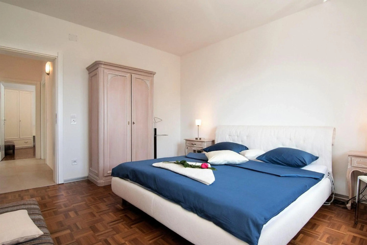 Room 5 of 15