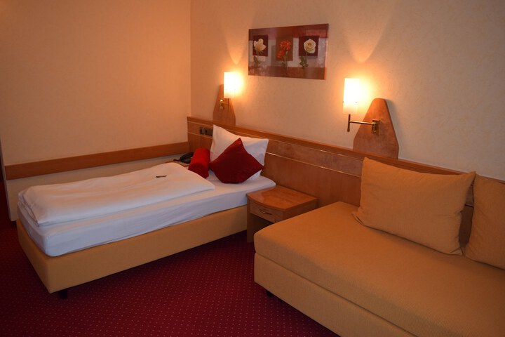 Room 4 of 61