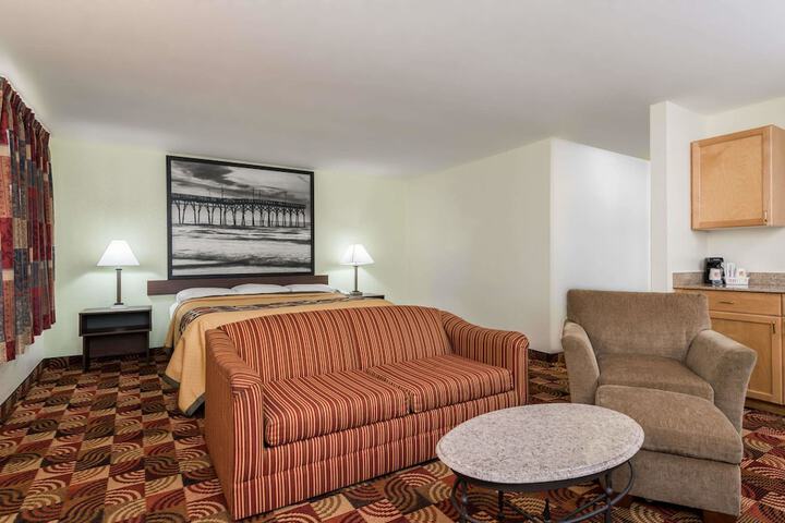 1 King Bed Accessible (14 of 17)