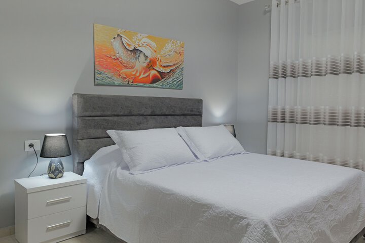 Room 5 of 87