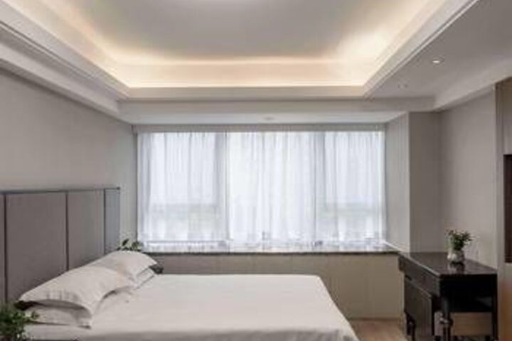 Room 4 of 8
