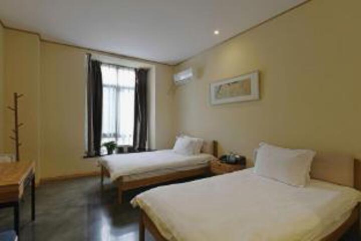 Room 7 of 8