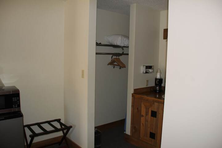 1 King Bed Lake View (10 of 14)