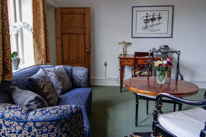Room 43 of 214