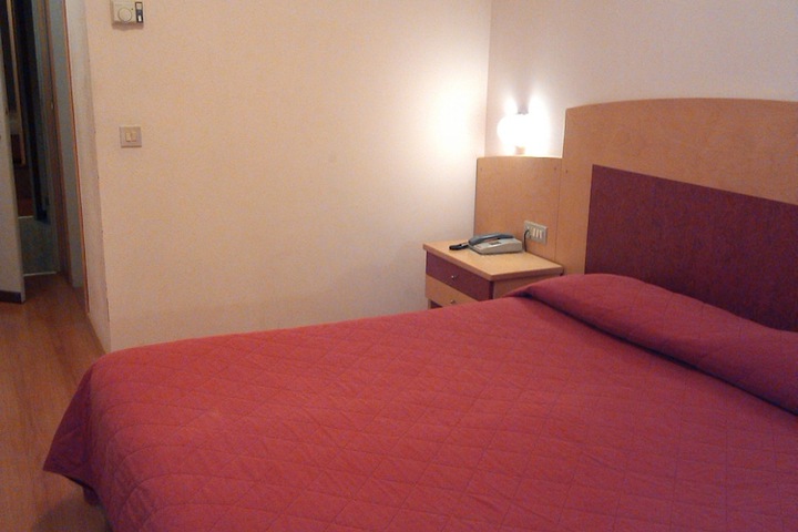 Room 6 of 25