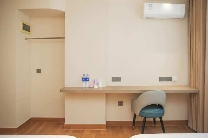 Room 11 of 30