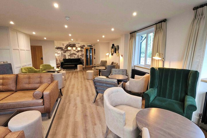 Lounge 121 of 153