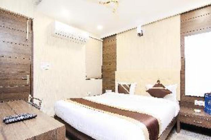 Room 10 of 20