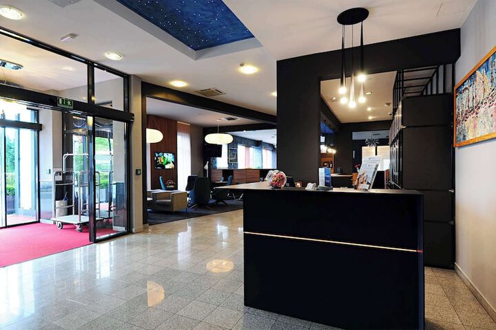 Entrance & Lobby
