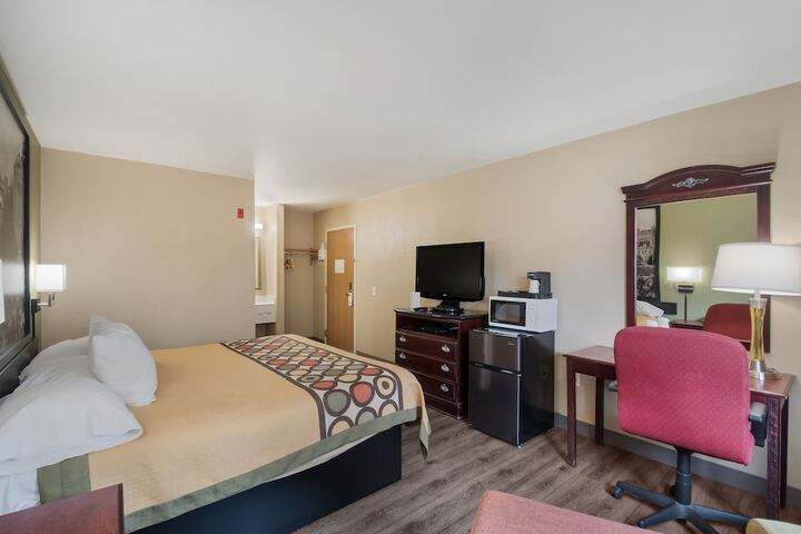 1 King Bed (4 of 10)