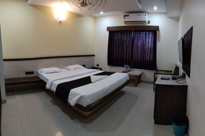 Room 6 of 9