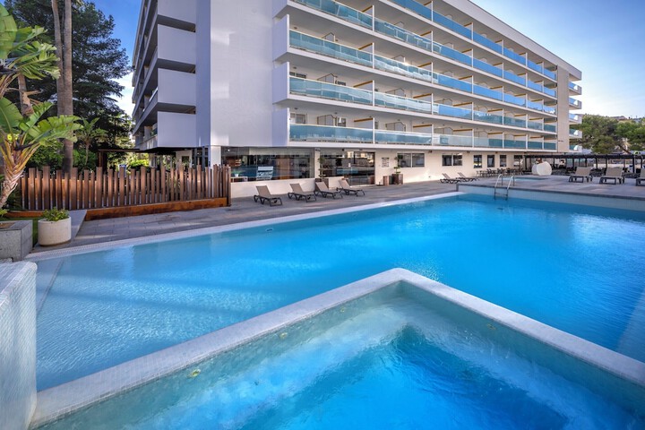 Hotel Pool