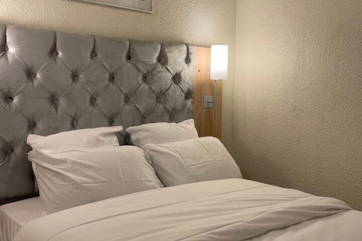 Room 5 of 8