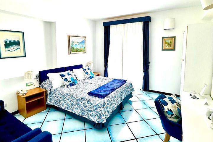 Room 4 of 16