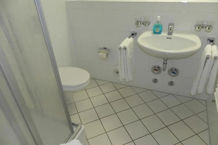 Room 6 of 11