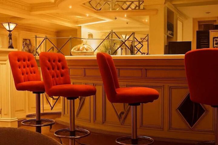 Lobby lounge