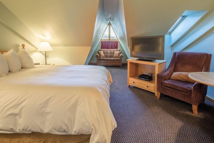 1 Queen Bed (2 of 17)