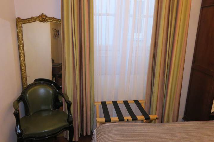 Room 25 of 81