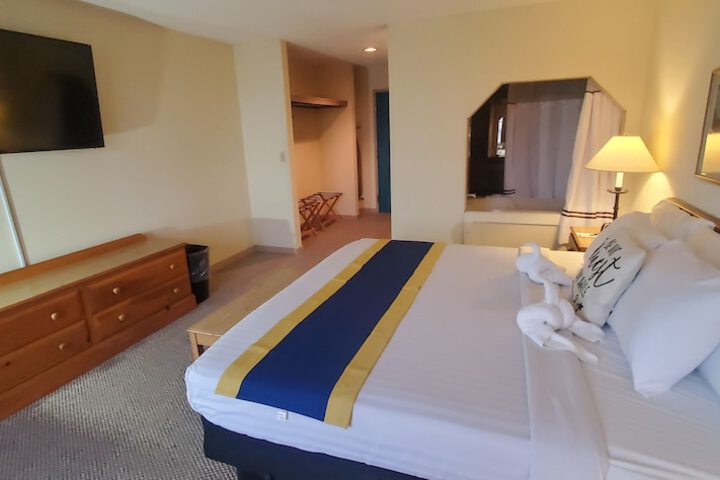 Double Accessible Queen Size Bed (5 of 9)