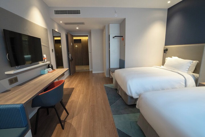 Room 11 of 40