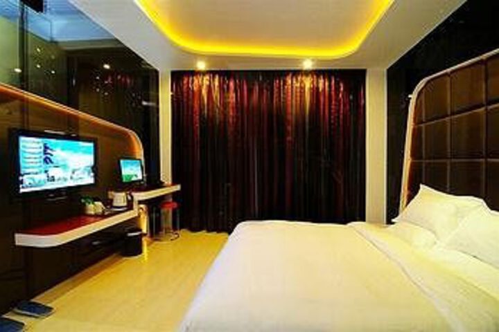 Room 10 of 16