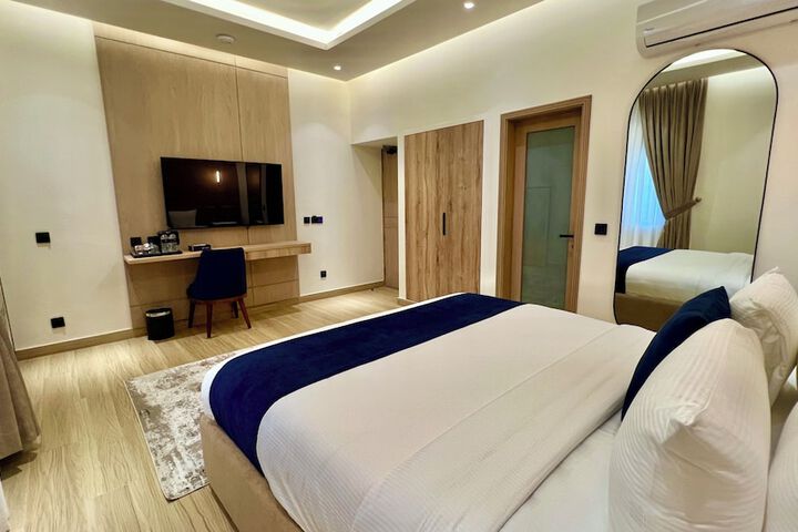 Room 12 of 27