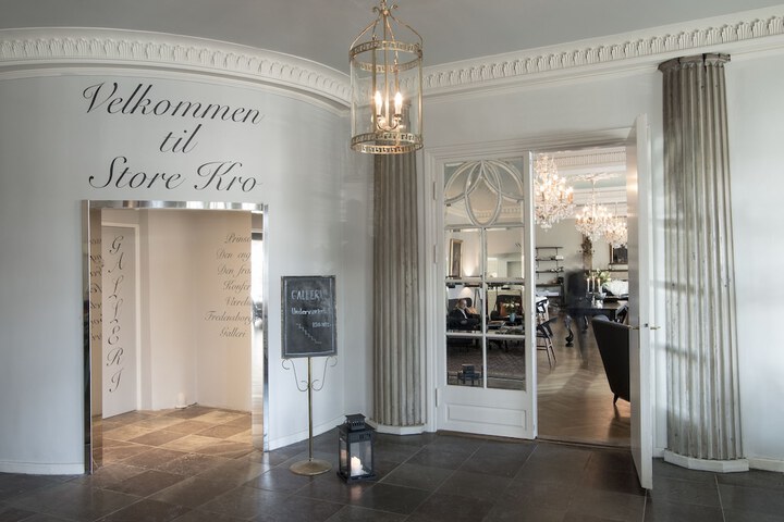 Ballroom/Hall 49 of 64
