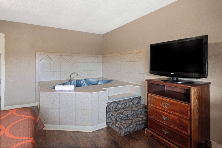 Jetted tub