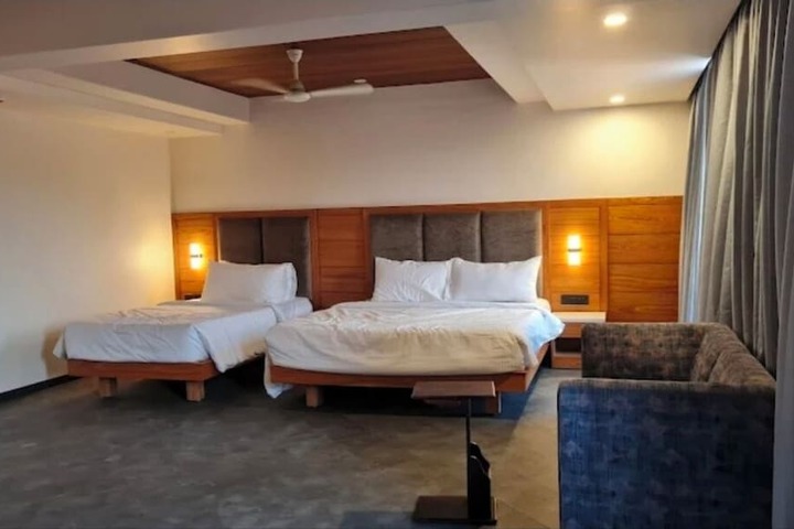 Room 12 of 80