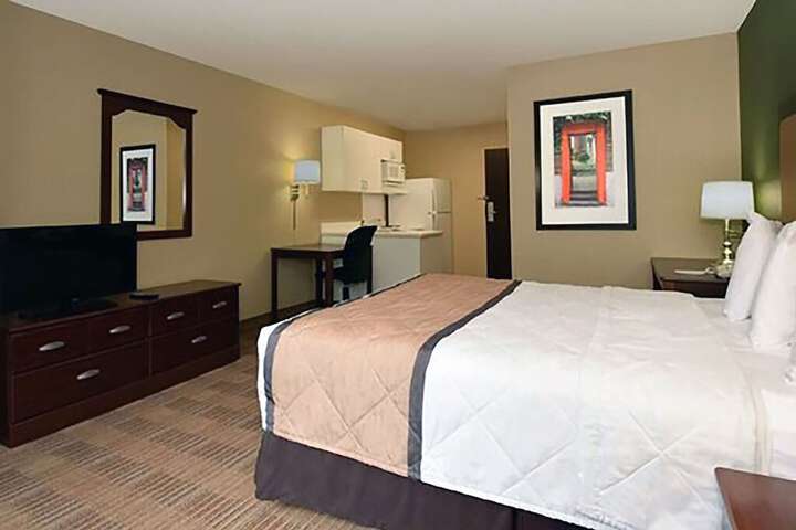 1 Queen Bed (3 of 30)