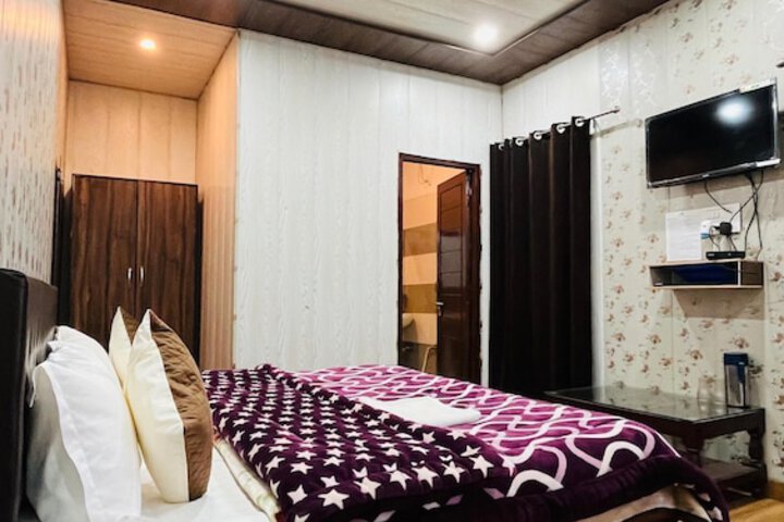 Room 3 of 28