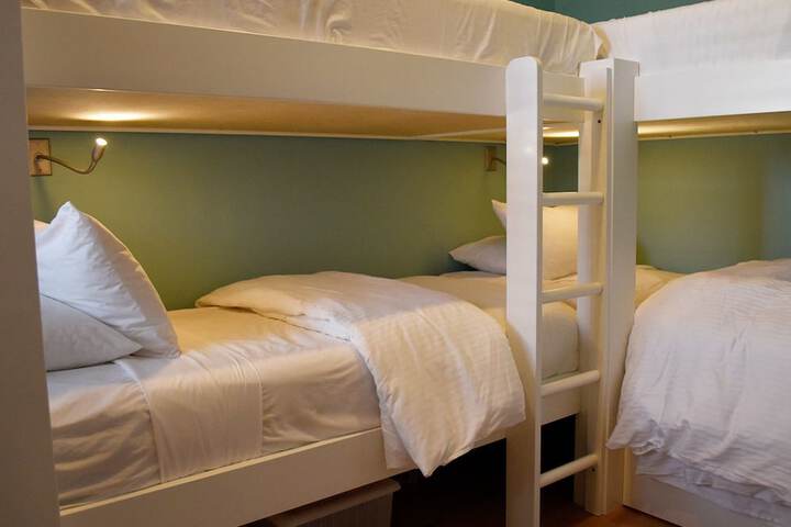 Room 2 of 219