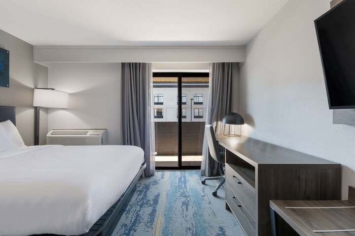 1 Queen Bed Accessible (23 of 24)