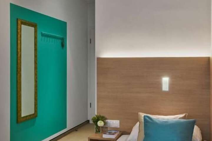 Room 4 of 33