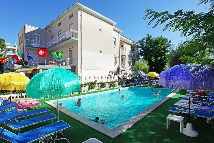 Pool 4 of 9