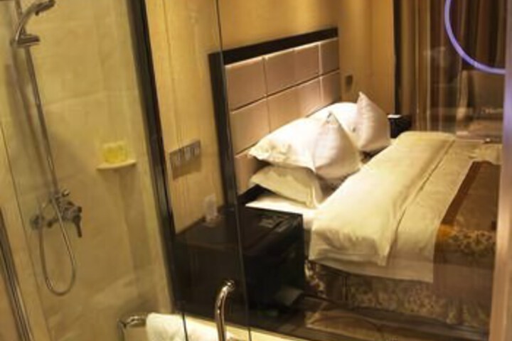Room 5 of 7