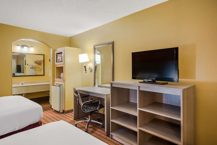1 King Bed (4 of 7)