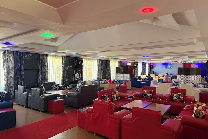 Lounge 21 of 44