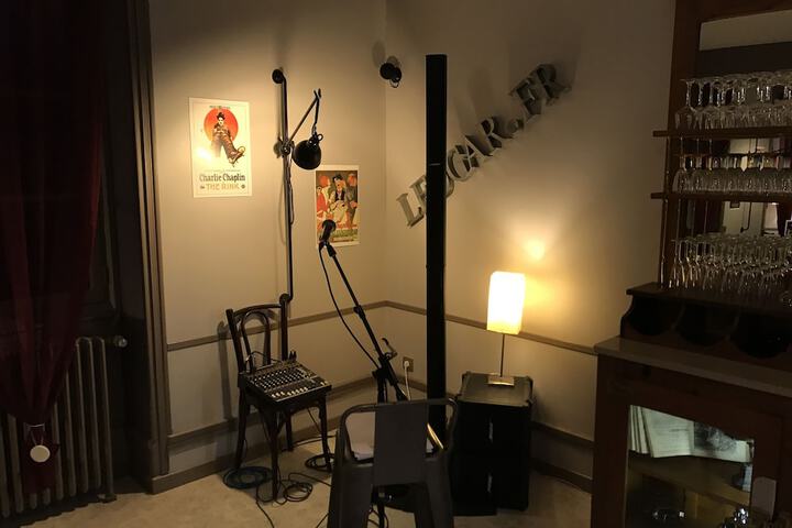 Lounge 35 of 44