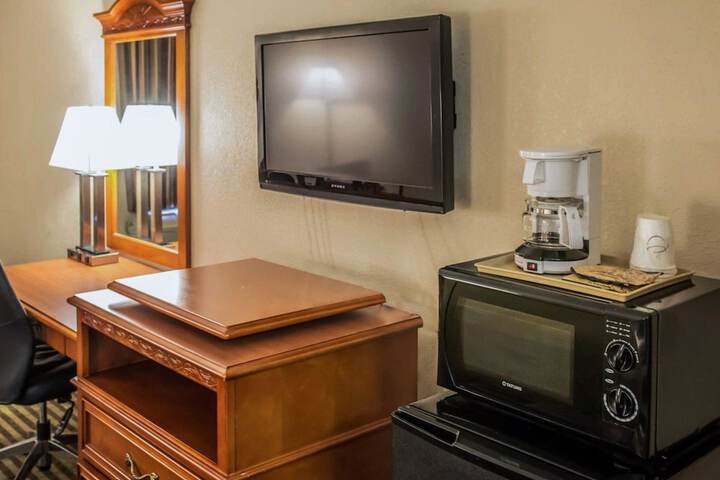 1 King Bed (3 of 8)
