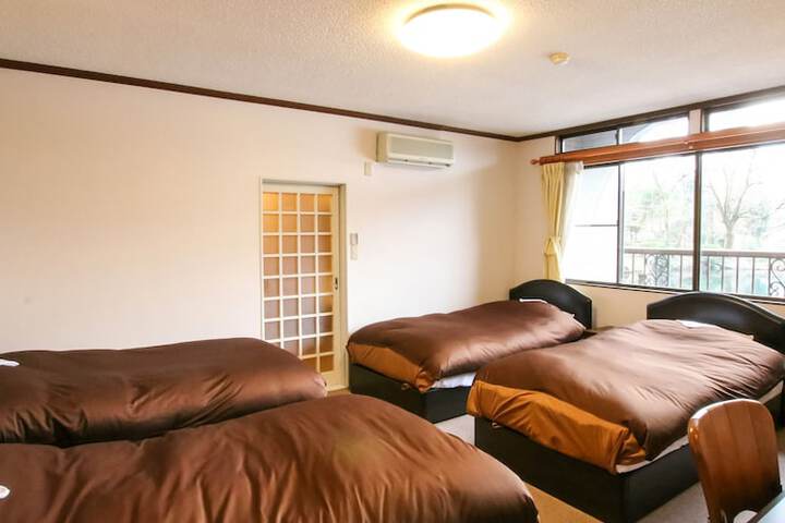 Room 2 of 40