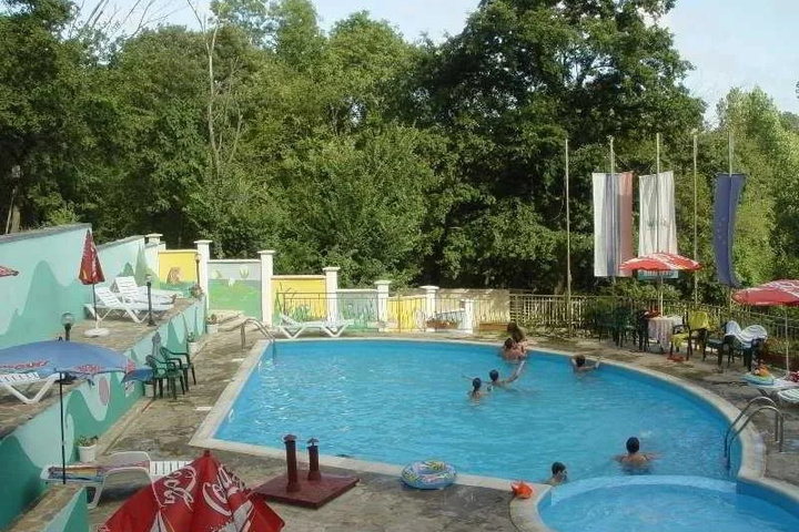 Pool 4 of 8