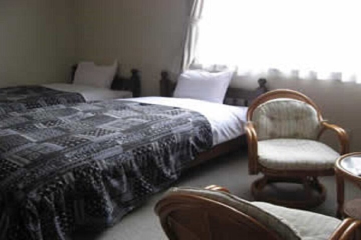 Room 6 of 28