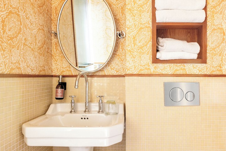 Room 32 of 60