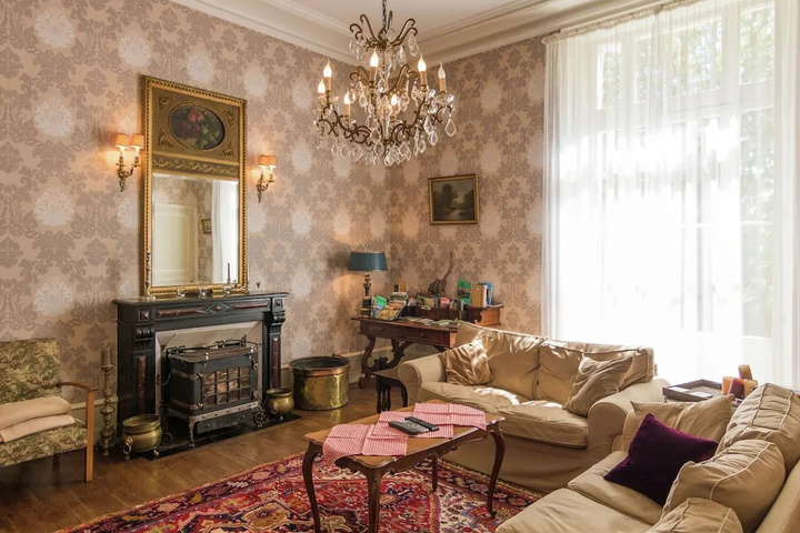Room 4 of 18