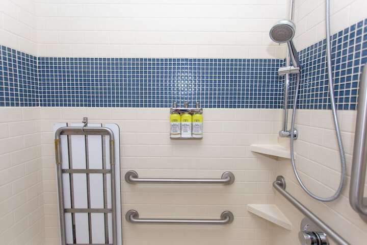 1 Queen Studio Suite Mobility Accessible Tub (22 of 26)
